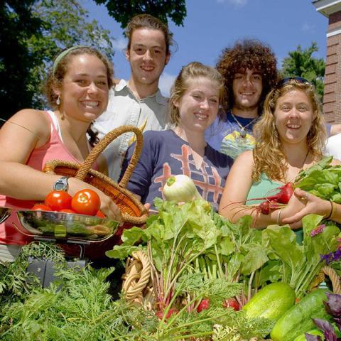 5个大学生拿着蔬菜