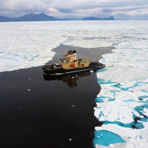 无人机拍摄的破冰船在冰冻的北极海域